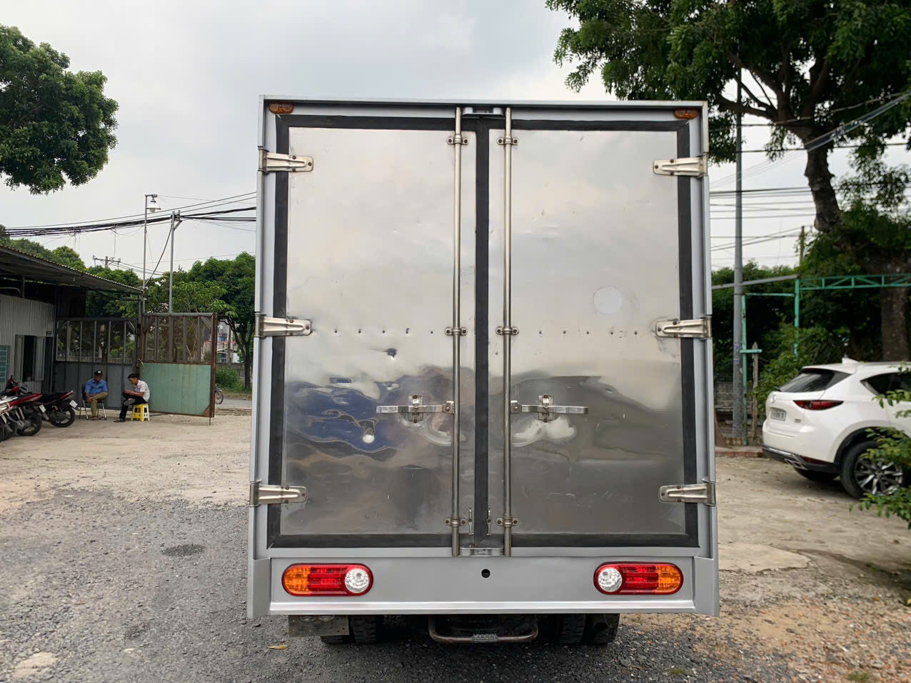 Phía sau thùng xe porter h150. tải trọng 