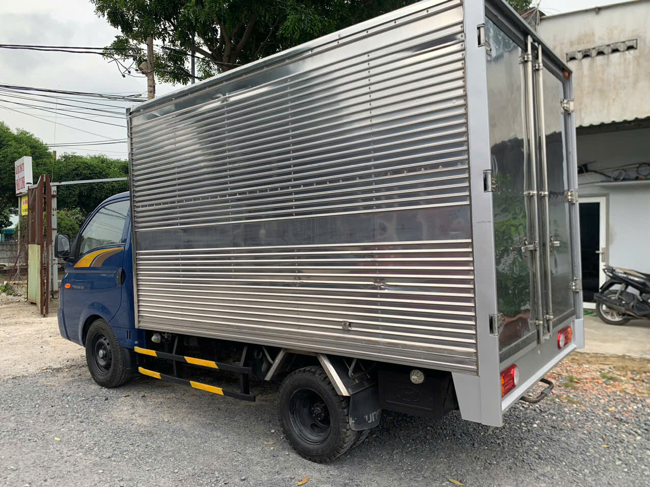 Bên ngoài thùng xe porter h150. tải trọng 1.5 tấn Huyndai portet cũ thùng kín