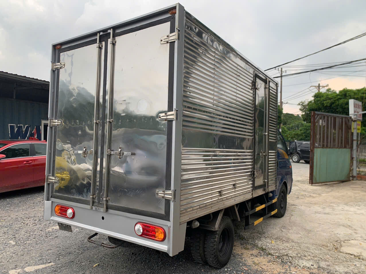 Bên ngoài thùng xe porter h150. tải trọng 
