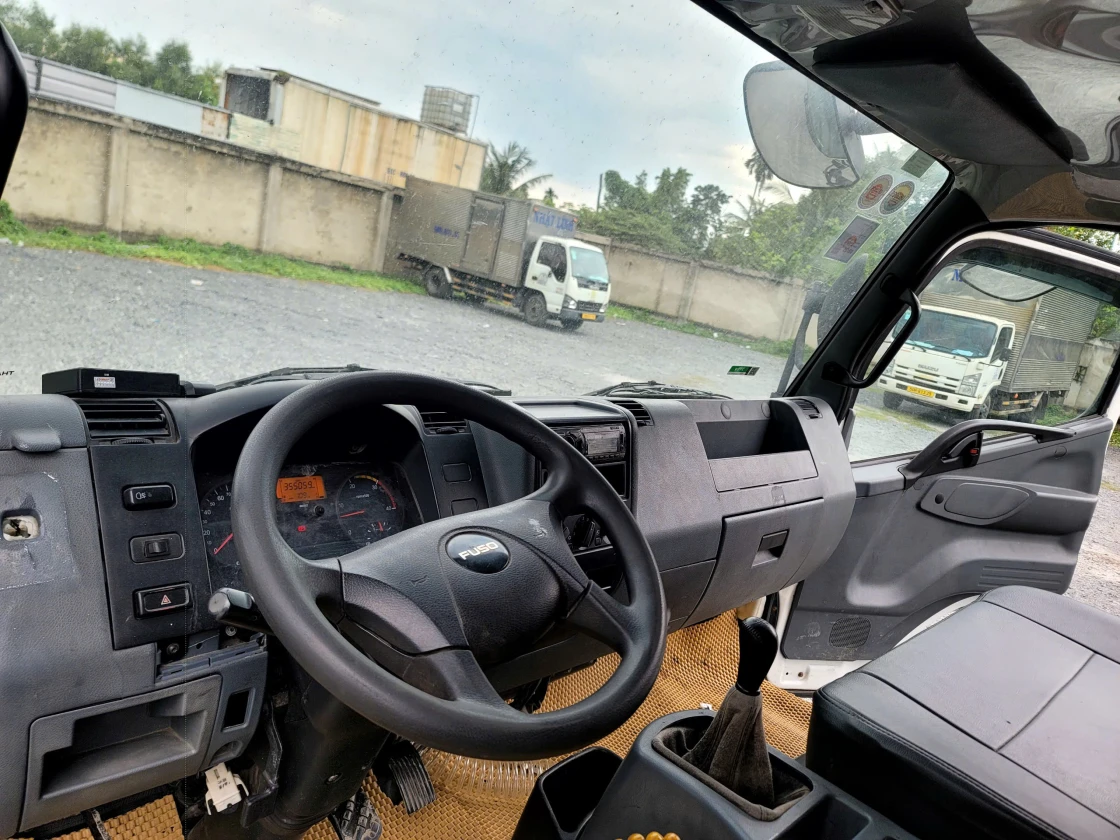 Nội thất bên trong xe tải cũ Fuso 7.2 tấn đời 2017 còn rất mới và liền lạc