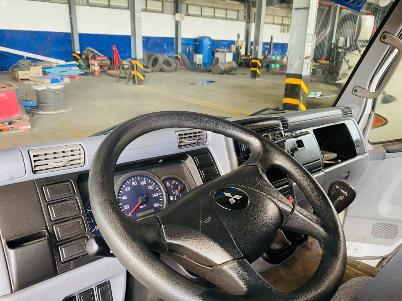 Nội Thất Bên trong xe tải Fuso cũ 2 tấn