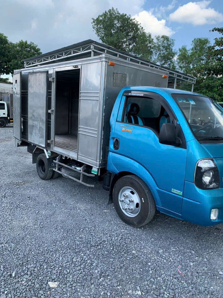 Kia k250 màu xanh cũ đời 2019 tải 2t4 thùng kín full inox