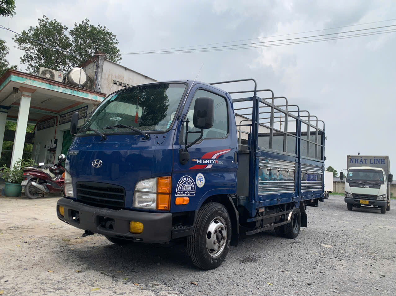 Bên ngoài cabin xe tải Hyundai N250 đời 2022 tải 2t4 mui bạt