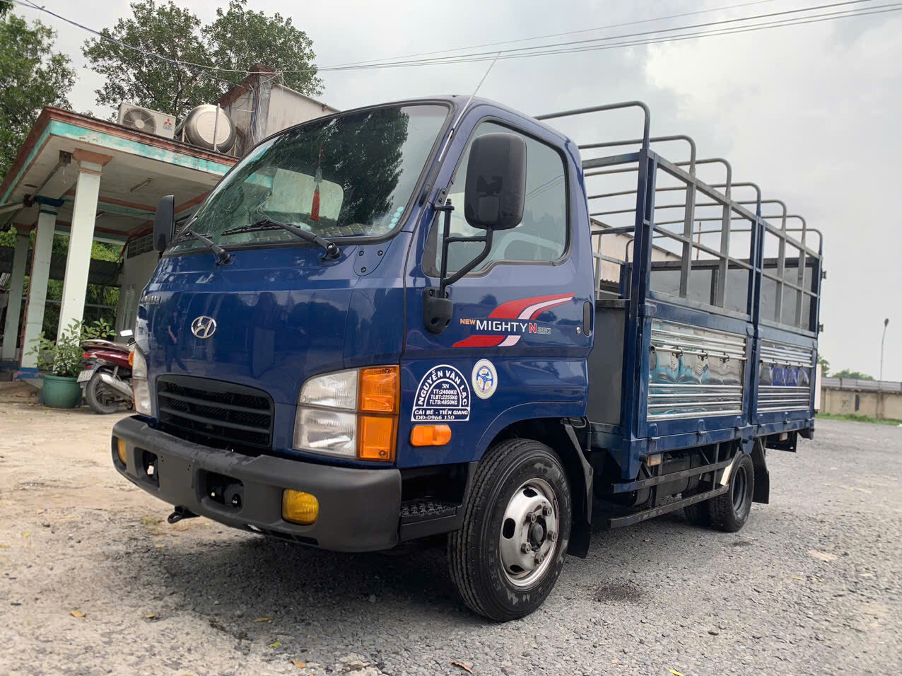 Bên ngoài cabin xe tải Hyundai N250 đời 2022 tải 2t4 mui bạt