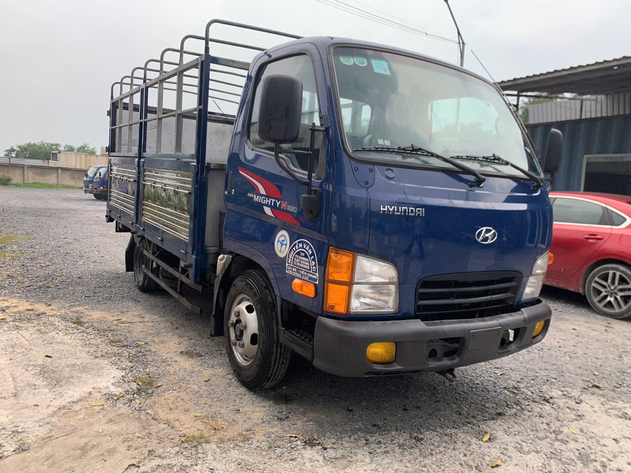Bên ngoài cabin xe tải Hyundai N250 đời 2022 tải 2t4 mui bạt