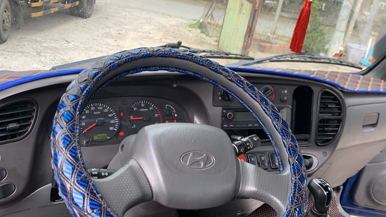 Nội thất xe Hyundai Mighty N250 cũ tải 2t4 mui bạt