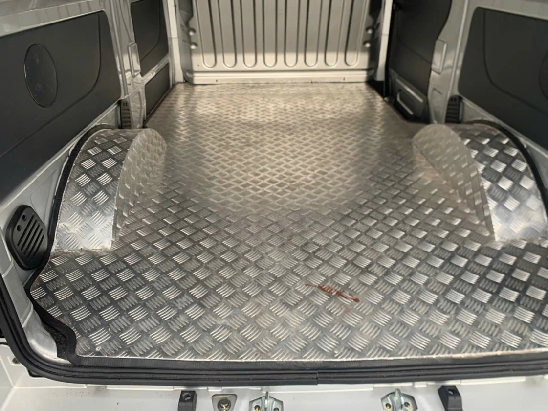 Thùng xe tải van Teraco cũ Tera-V đời 2023 tải trọng 945kg. thùng 1 cửa lùa và 2 cửa mở, sàn lá me sáng bóng