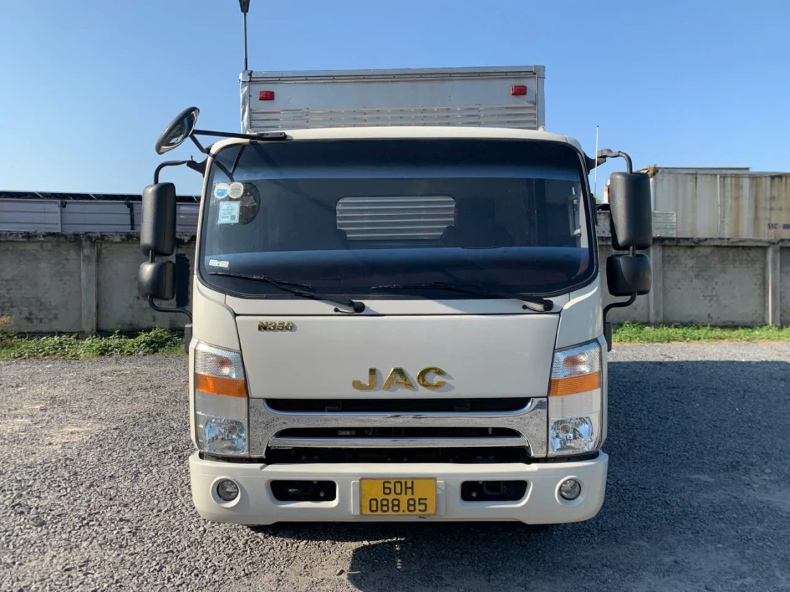 xe tải Jac 3.5 tấn cũ đời 2023 cabin bên ngoài và nội thất bên trong