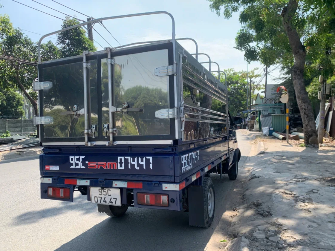 Xe tải cũ SRM tải trọng 910 được trang bị thùng kín mở cánh dơi rất thuận tiện