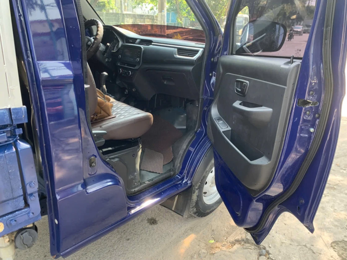 nội thất xe tải cũ SRM đời 2023 tải trọng 910 được thiết kế rất đẹp mắt và gọn 