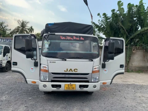Nội thất Cabin xe tải Jac 5 tấn N500 thiết kế 3 ghế ngồi rộng thoáng, an toàn, vô lăng tùy chỉnh theo tư thế ngồi tài xế không hạn chế góc độ