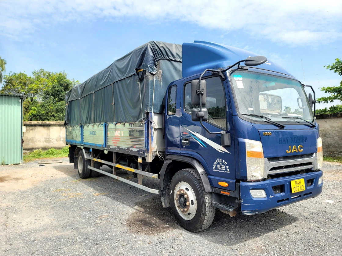 Kích thước thùng xe tải JAC N900s là 7000 x 2270 x 2150mm ( Dài x Rộng x Cao ).Đây là điểm tối ưu của xe tải jac n900s 9 tấn 