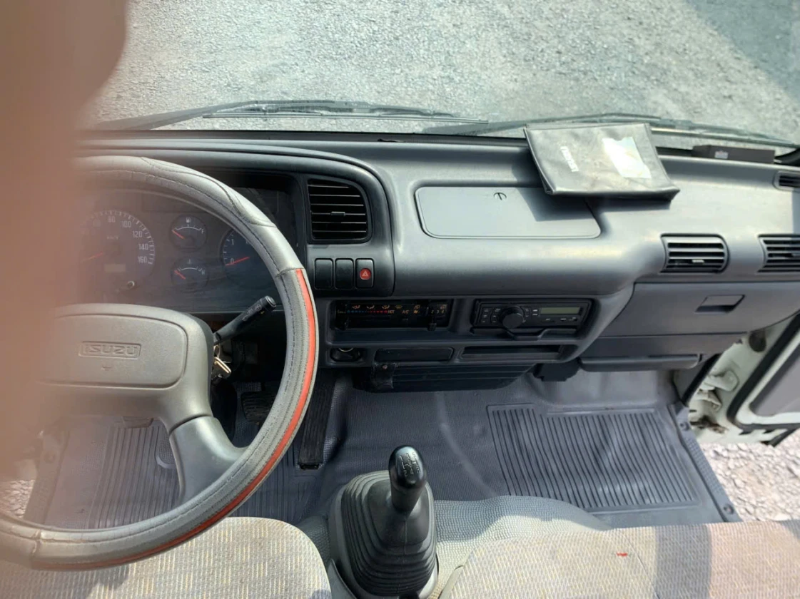 Nội thất bên trong Taplo xe tải cũ Isuzu Qkr 230 thùng bạt đời 2021 tải 2t5