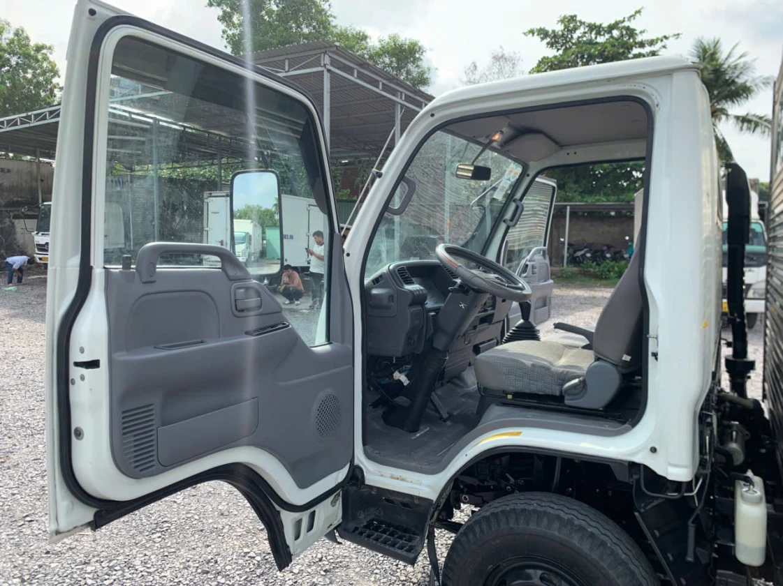 Cửa và nội thất bên trong cabin xe tải cũ Isuzu Qkr 230 thùng bạt đời 2021 tải 2t5