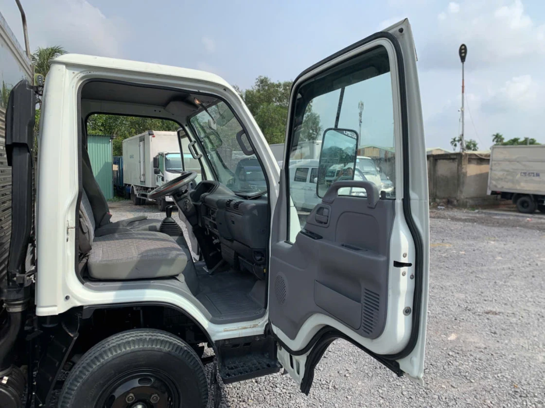 Cửa và nội thất bên trong cabin xe tải cũ Isuzu Qkr 230 thùng bạt đời 2021 tải 2t5