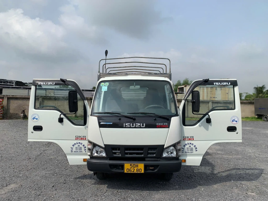 Đầu đèn cabin xe tải cũ Isuzu Qkr 230 thùng bạt đời 2021 tải 2t5 còn rất đẹp và sáng bóng