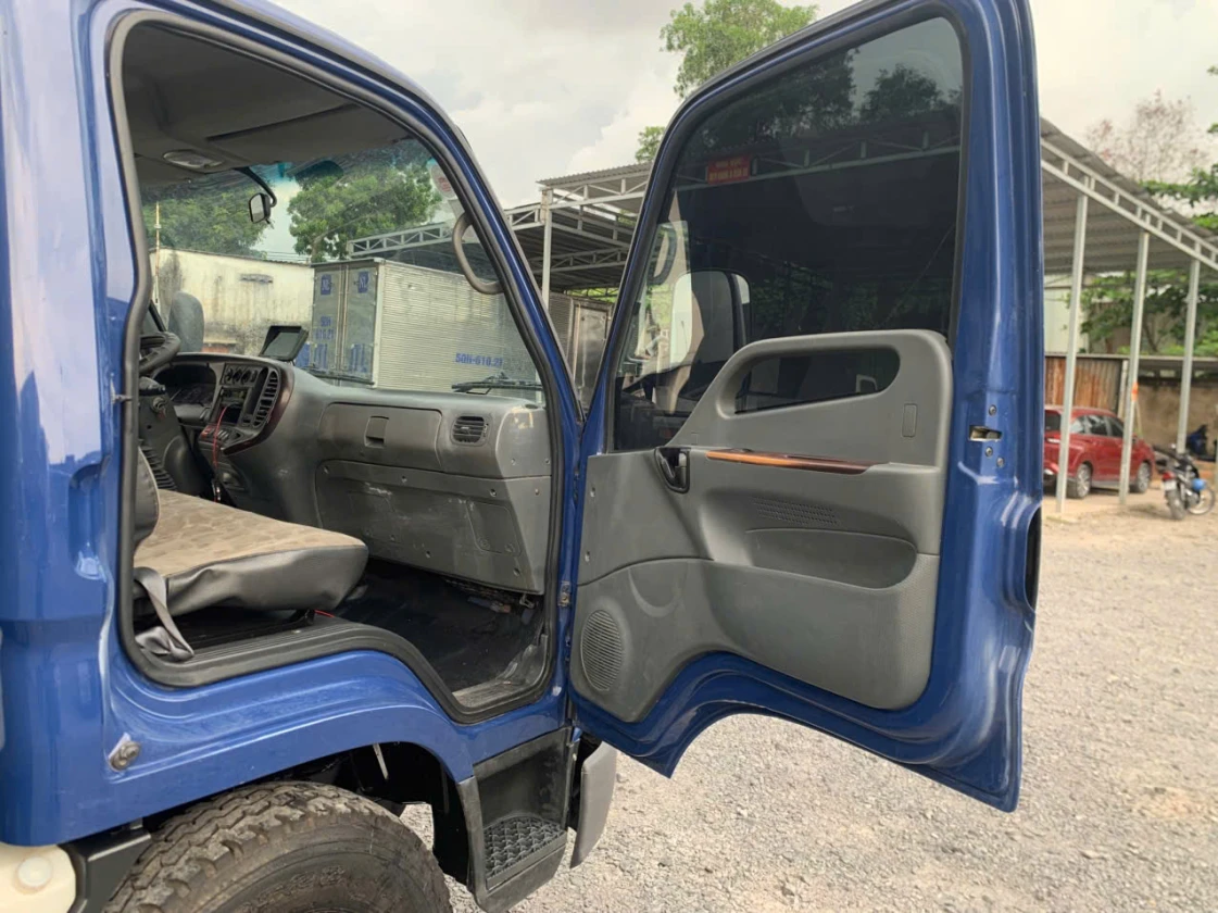 Đầu đèn cabin xe tải cũ Hyundai Mighty 7t đời 2021 cửa và cabin xe còn rất zin sơn cũng còn zin