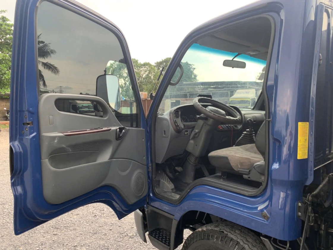 Đầu đèn cabin xe tải cũ Hyundai Mighty 7t đời 2021 cửa và cabin xe còn rất zin sơn cũng còn zin
