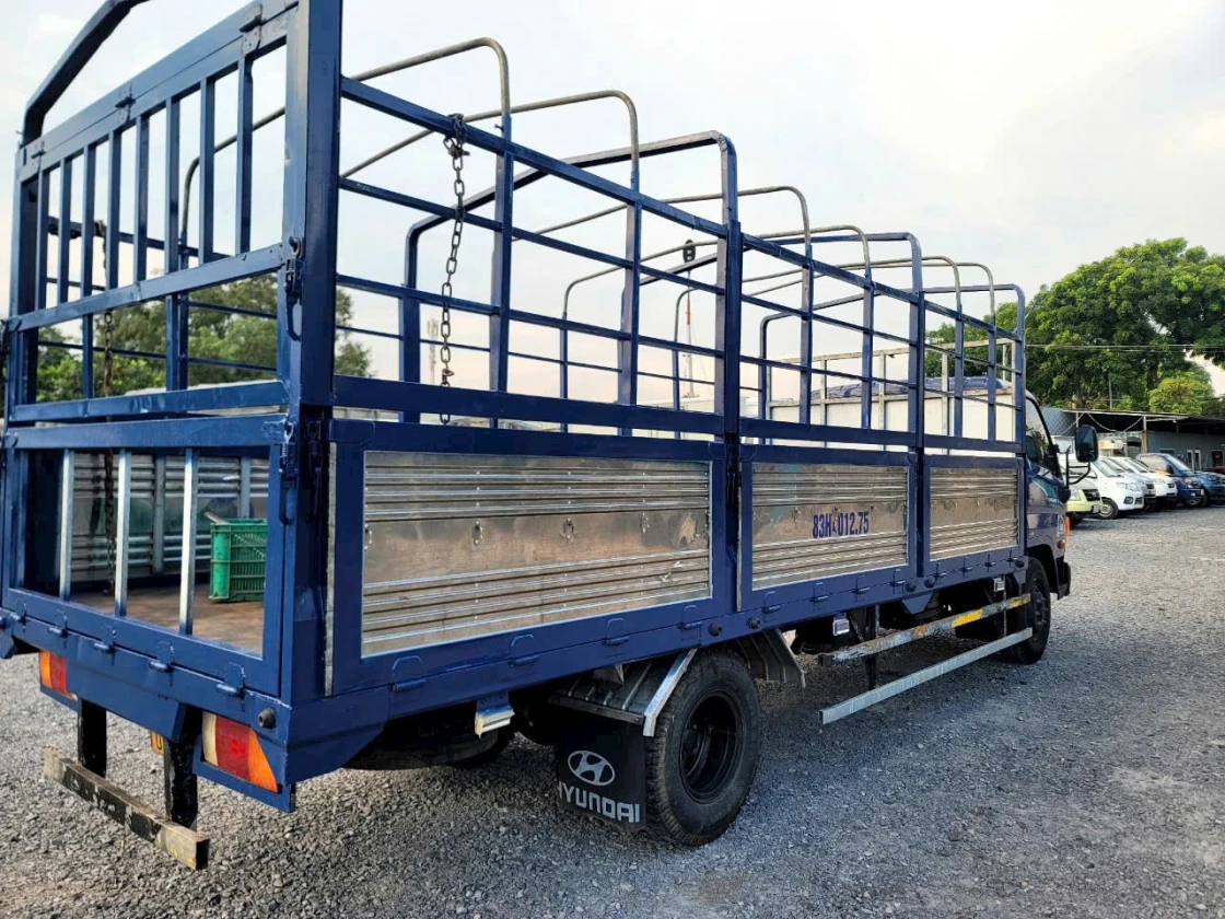 Thùng xe tải Hyundai 7t cũ đời 2021 còn rất đẹp chưa có hiện tượng mục mọt gì