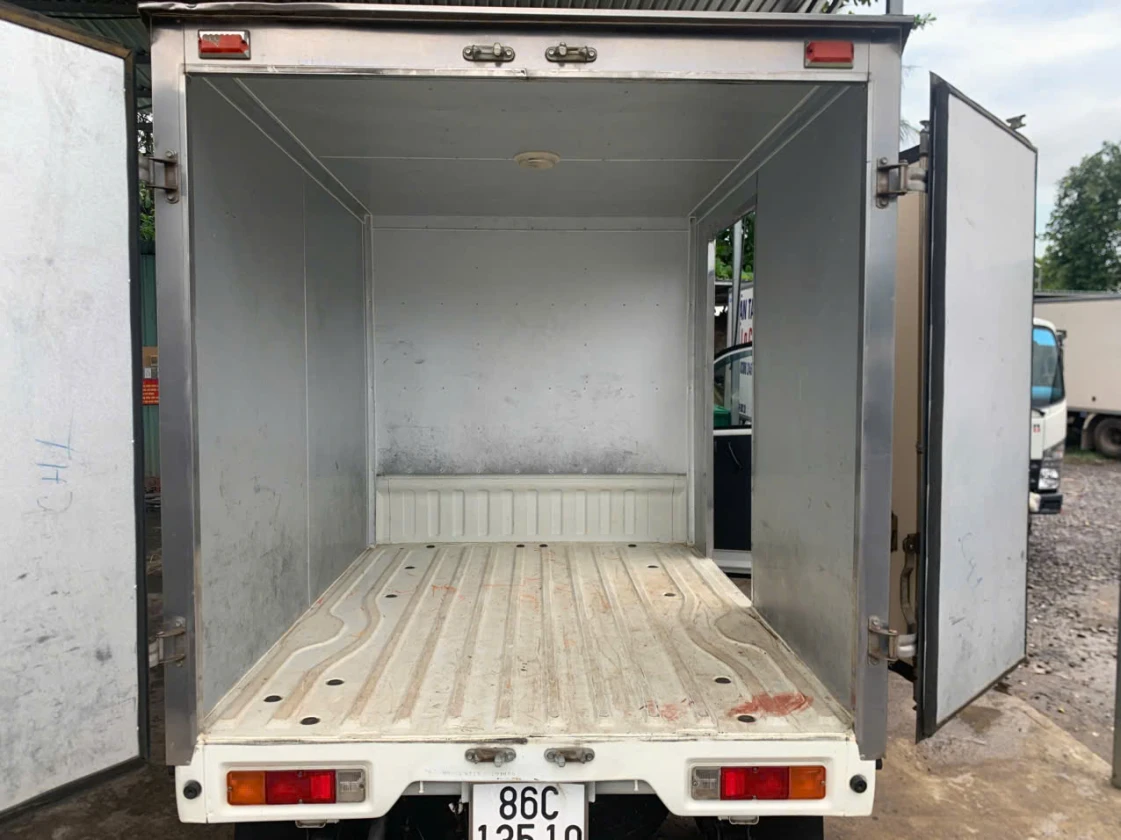 Thùng bên trong còn rất đẹp keo chỉ cũng còn mới của xe tải cũ Suzuki Carry 580kg đời 2018