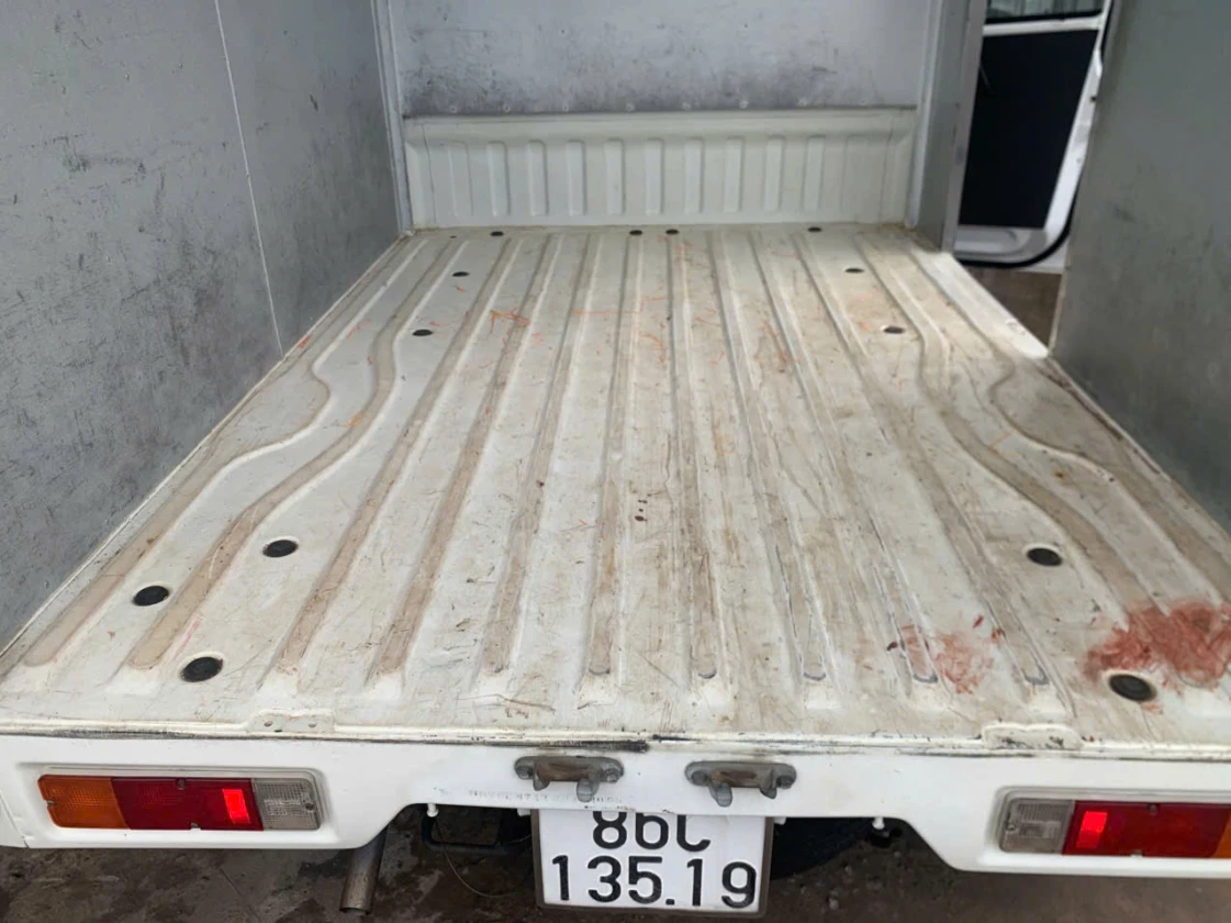 xe tải nhẹ Suzuki Carry 580kg thùng kín đời 2018 bên trong sàn thùng còn rất mới sơn zin