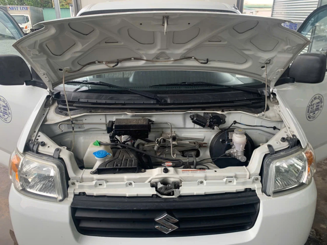 Đầu đèn cabin xe tải nhẹ Suzuki Carry thùng kín đời 2018 còn rất zin từ nước sơn tới từng con óc con tán