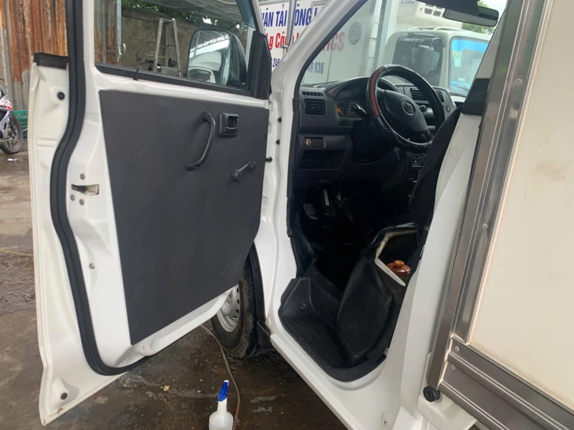 Cánh cửa và nội thất bên trong xe tải nhẹ Suzuki Carry thùng kín 3 cửa đời 2018 còn rất mới nguyên zin cho tới nội thất bên trong xe cũng rất đẹp
