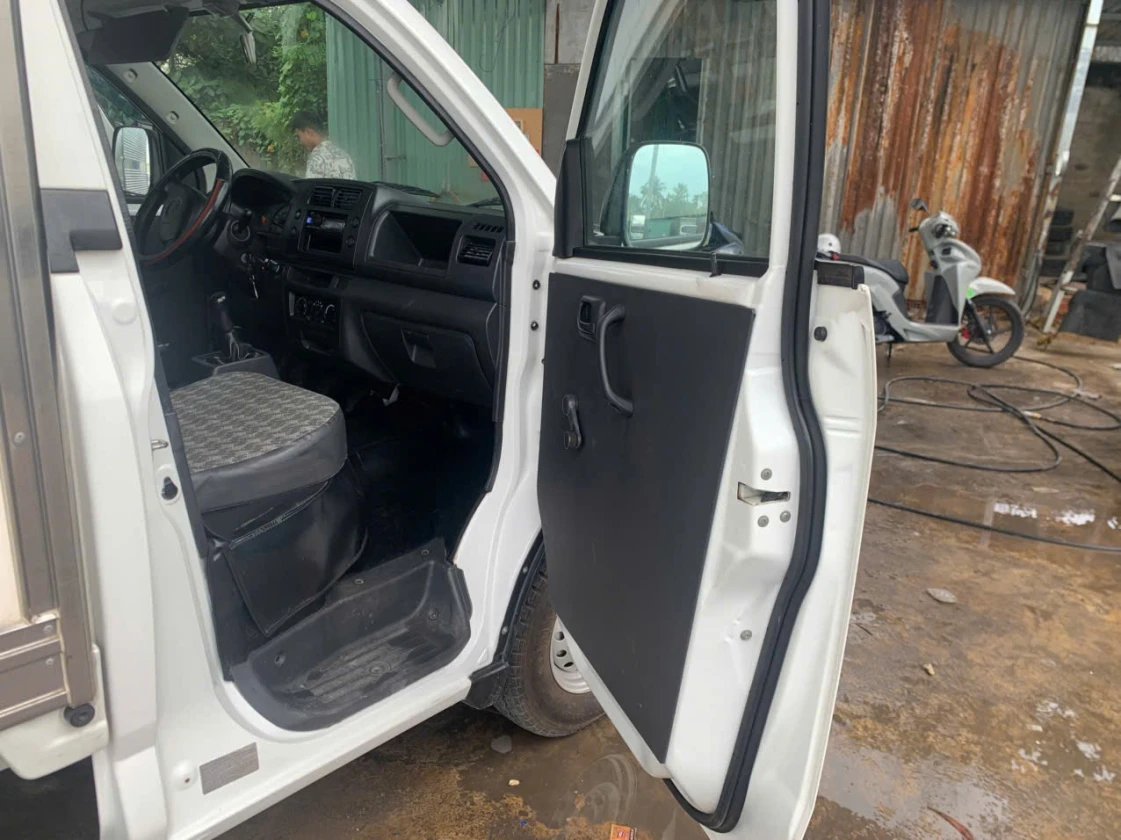 Cánh cửa và nội thất bên trong xe tải nhẹ Suzuki Carry thùng kín 3 cửa đời 2018 còn rất mới nguyên zin cho tới nội thất bên trong xe cũng rất đẹp
