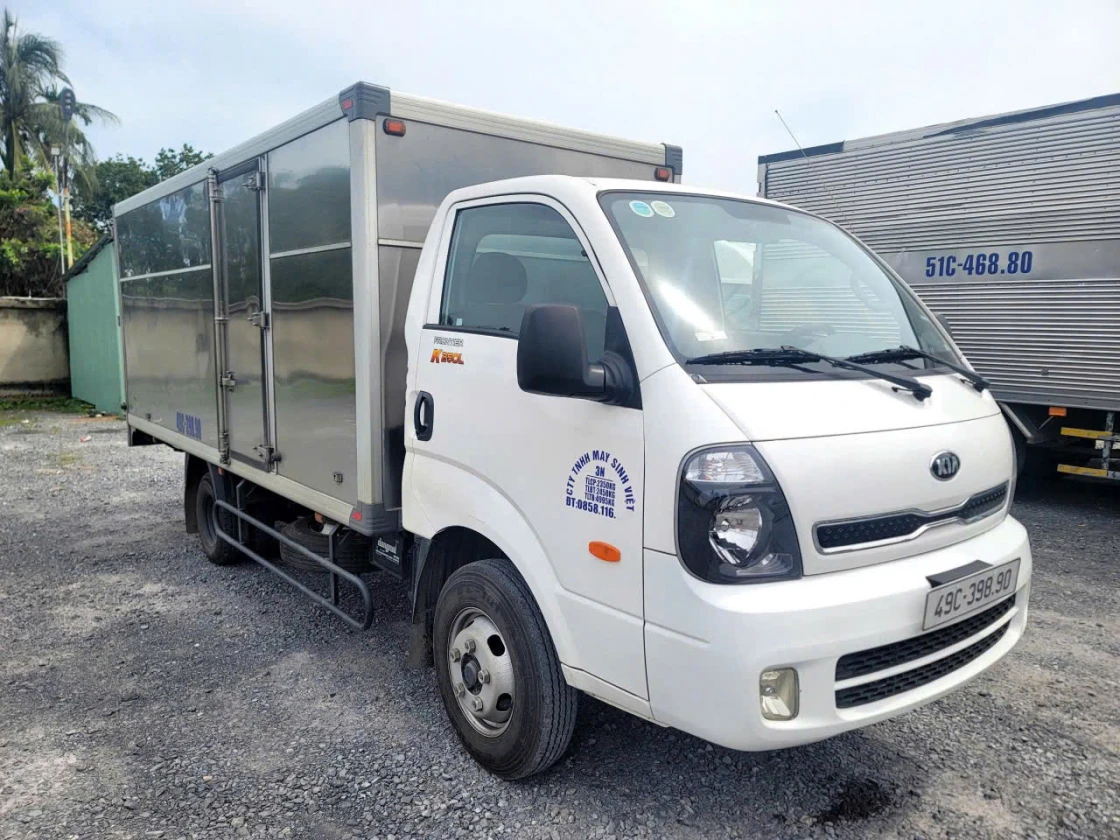 - Kia K250L trả góp ngân hàng đầu đèn cabin và nội thất bên trong