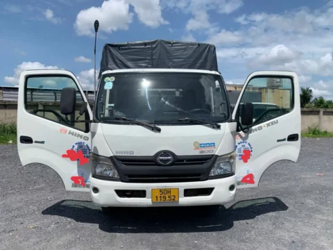 Hino XZU730 cũ thùng 5m7 đời 2014 tải trọng 4.7 tấn